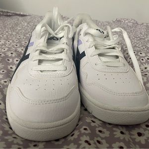 barely worn asics! very cute and comfortable shoes!